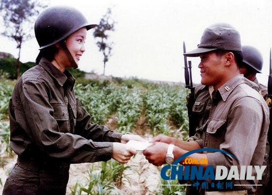 組圖：鄧麗君勞軍罕見照 獻吻阿兵哥