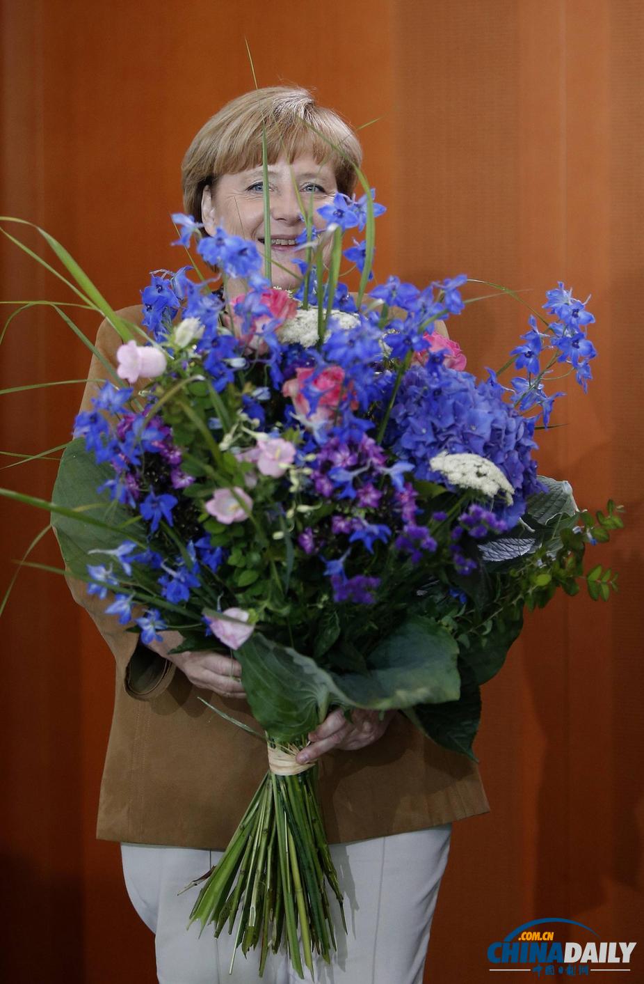 59歲默克爾內閣會前收生日鮮花 略顯嬌羞（組圖）