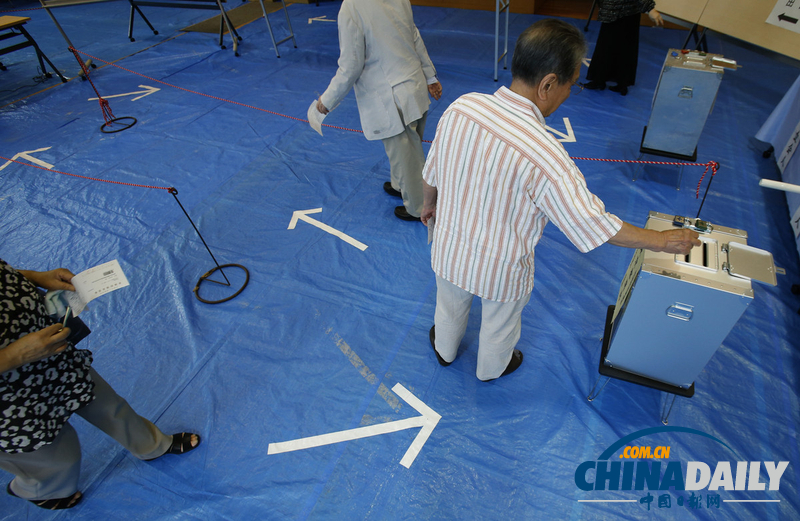 日參議院選舉開(kāi)始投票 女子抱狗參加（高清組圖） 