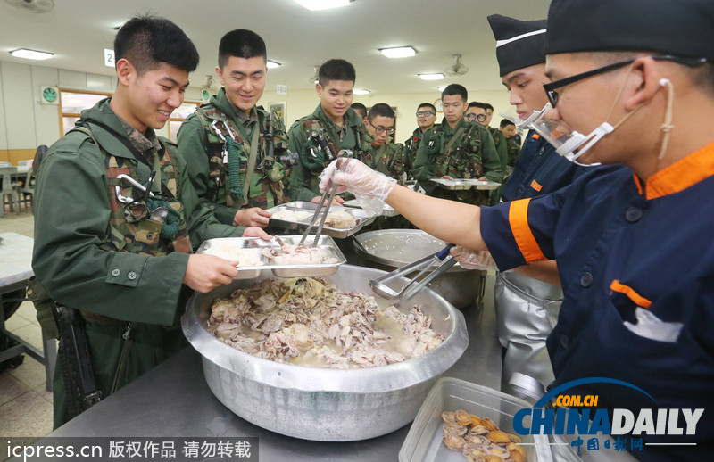 美味大補(bǔ)超幸福！韓國陸軍訓(xùn)練食譜加入鮑魚參雞湯