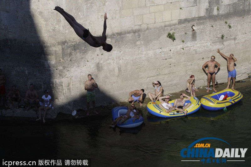波斯尼亞舉辦年度傳統(tǒng)高臺(tái)跳水比賽 玩的就是心跳
