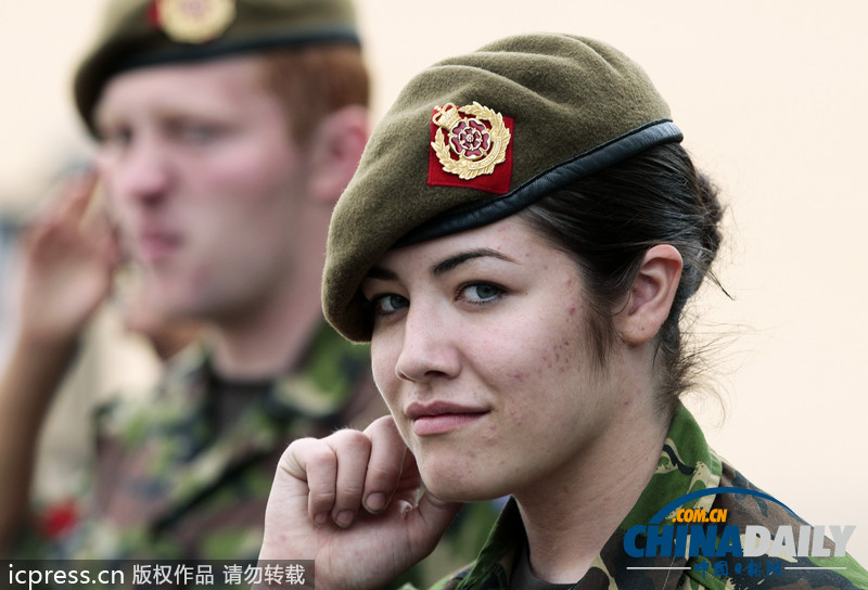 綠色軍營(yíng)柔美風(fēng)景線 盤點(diǎn)世界各國(guó)女兵誰最美（組圖）