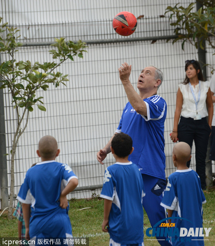 組圖：內塔尼亞胡和癌癥兒童一起踢球 帶球動作嫻熟