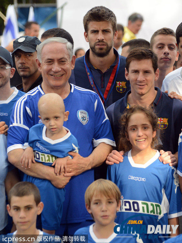 組圖：內(nèi)塔尼亞胡和癌癥兒童一起踢球 帶球動作嫻熟