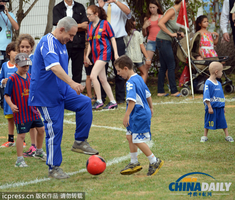 組圖：內塔尼亞胡和癌癥兒童一起踢球 帶球動作嫻熟
