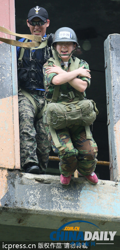 韓國青年參加陸軍特訓(xùn) 11米高臺跳下表情尷尬（圖）