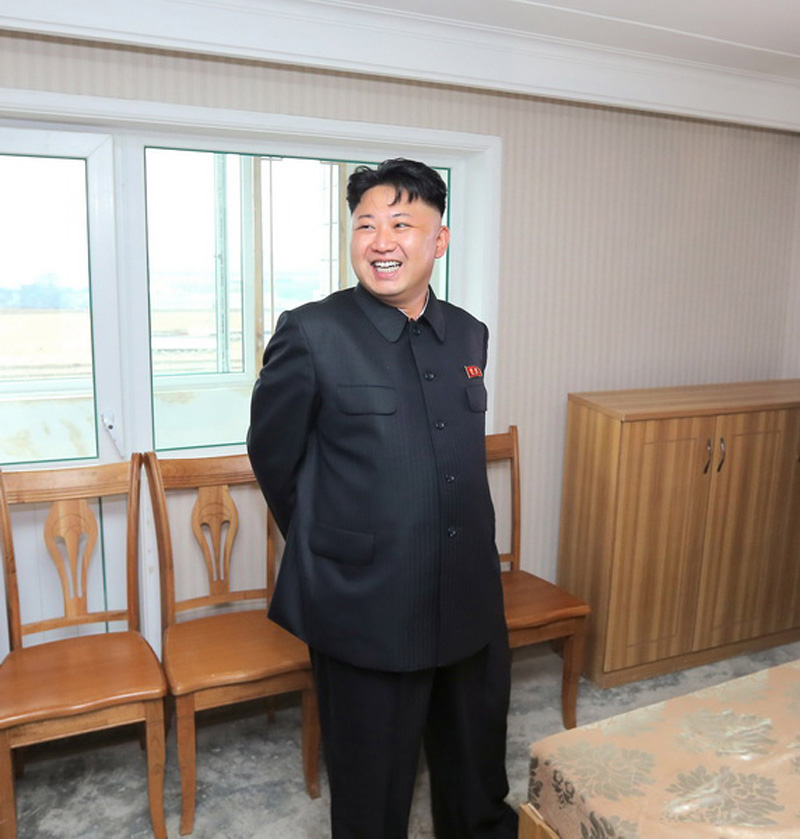 金正恩視察在建住宅事無巨細(xì) 親自體驗床具