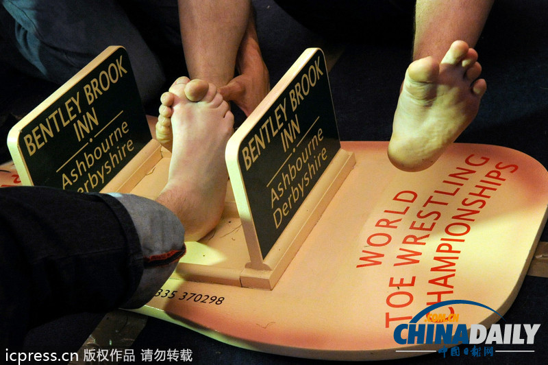 耳朵拔河、叼豬蹄、咬龍蝦 看各國另類民間比賽（組圖）