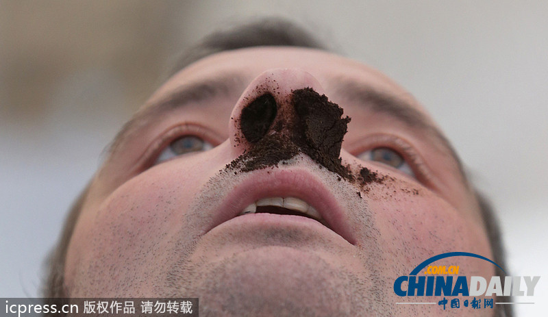 耳朵拔河、叼豬蹄、咬龍蝦 看各國另類民間比賽（組圖）