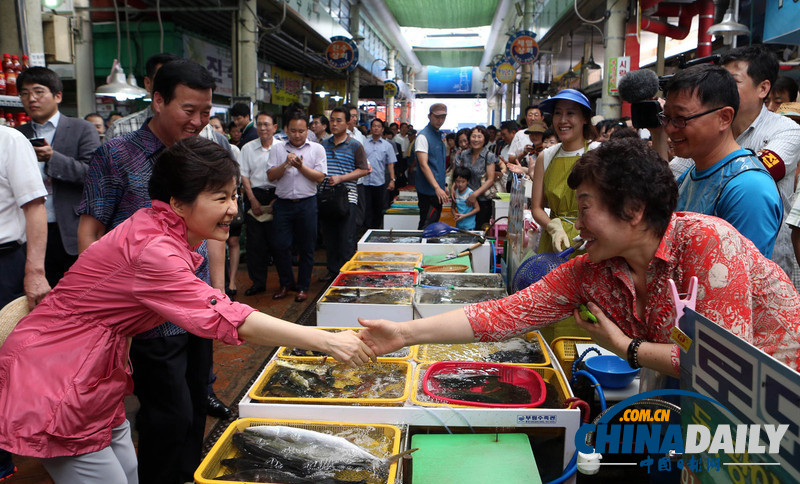 韓總統樸槿惠走訪水產品市場了解民生（高清組圖）
