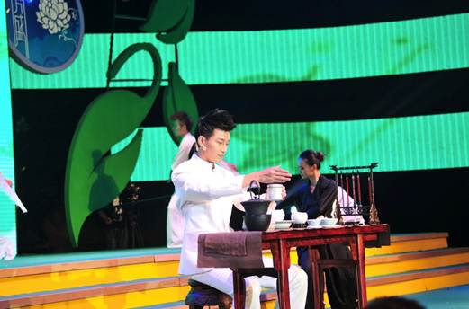 弘揚(yáng)茶文化中國夢 演繹茶藝術(shù)中國美<BR>東方盛中國名茶大使福安坦洋工夫?qū)鲑悰Q賽華美上演