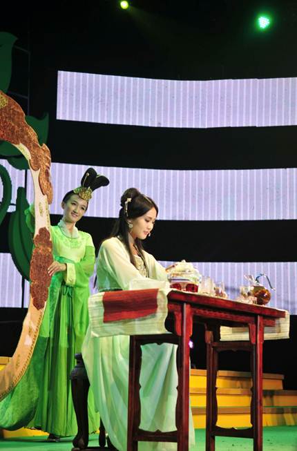 弘揚(yáng)茶文化中國夢 演繹茶藝術(shù)中國美<BR>東方盛中國名茶大使福安坦洋工夫?qū)鲑悰Q賽華美上演