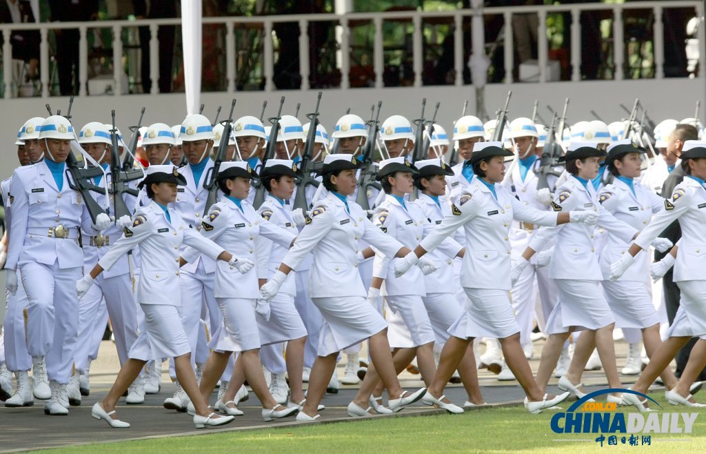 印尼總統(tǒng)出席獨立日閱兵式自帶迷你電風扇 曾有女兵疑似熱暈（高清組圖）