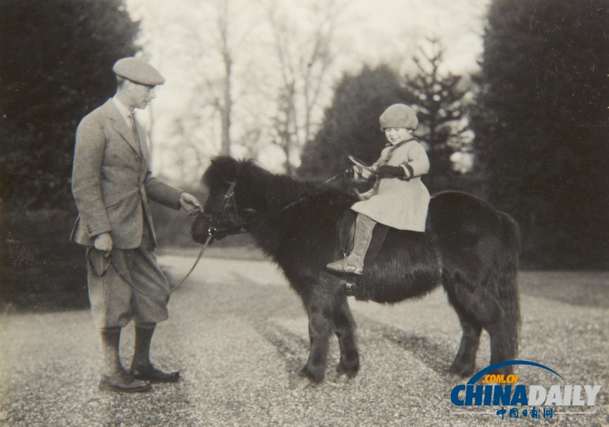 伊麗莎白女王童年照曝光 愛馬情結(jié)從小展現(xiàn)（圖）