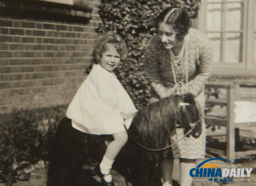 伊麗莎白女王童年照曝光 愛馬情結(jié)從小展現(xiàn)（圖）