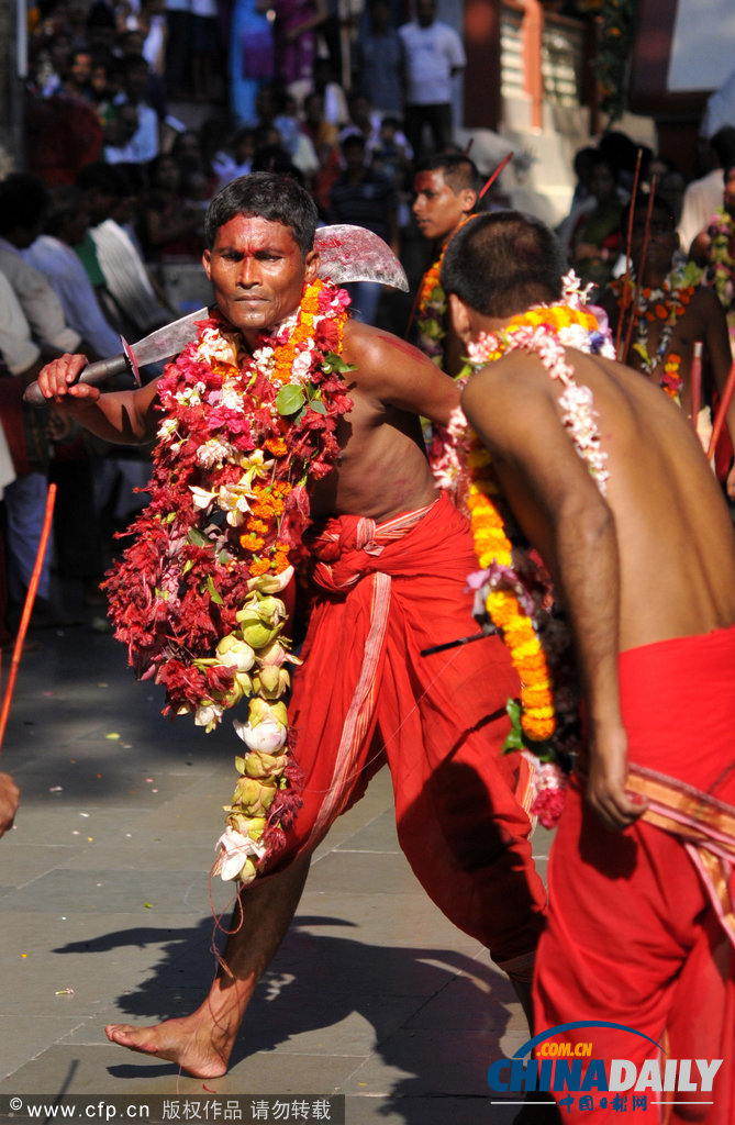 印度慶祝傳統節日 另類舞蹈上演“血色激情”