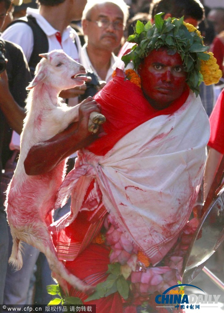 印度慶祝傳統(tǒng)節(jié)日 另類舞蹈上演“血色激情”