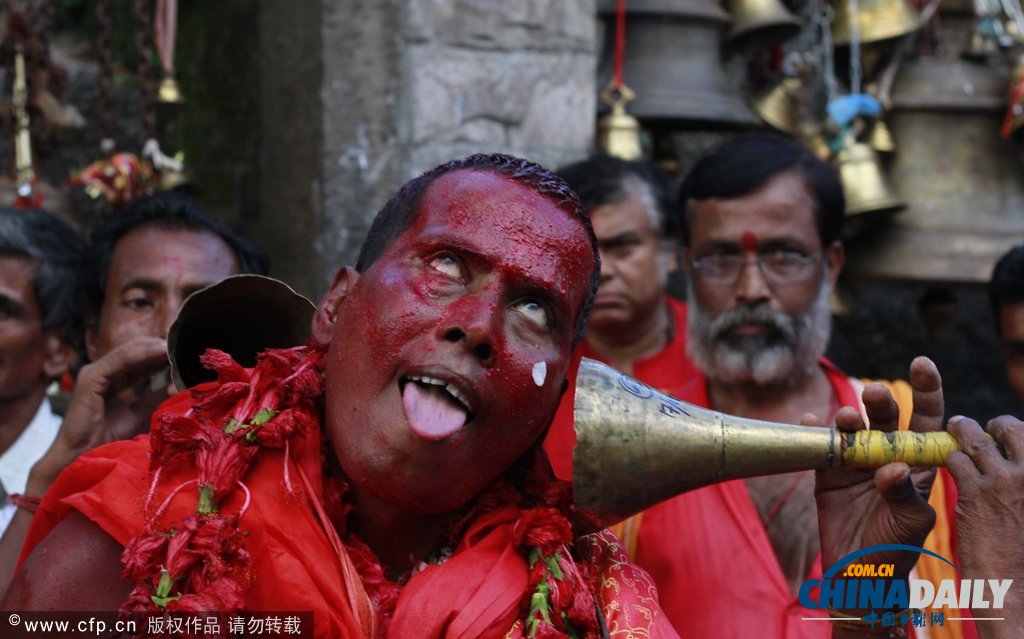 印度慶祝傳統節日 另類舞蹈上演“血色激情”