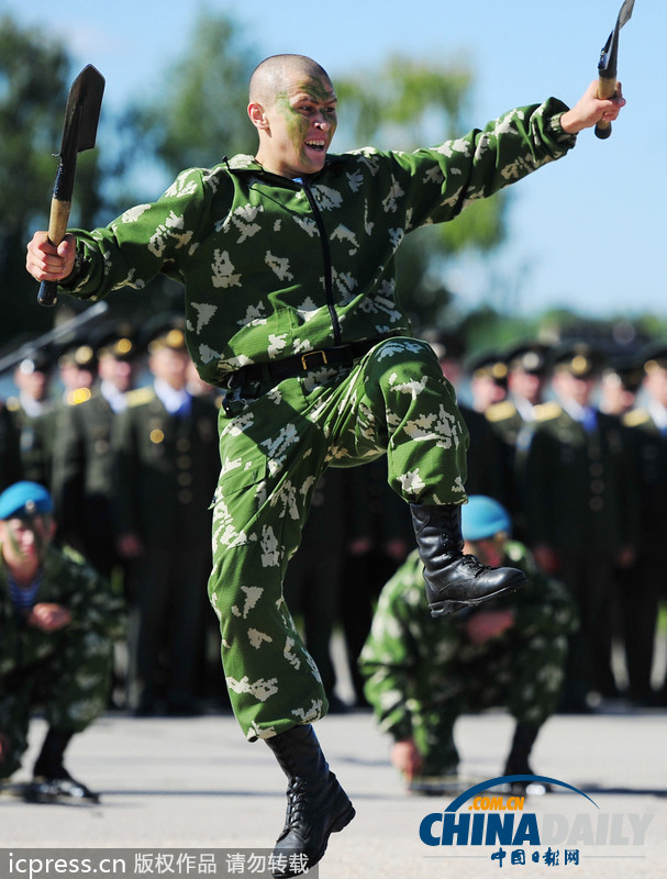俄羅斯傘兵秀十八般武藝 慶?？哲姵闪?01周年（高清組圖）