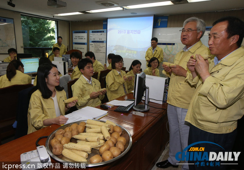 響應韓美演習 韓官員大嚼玉米土豆體驗戰士艱辛（組圖）