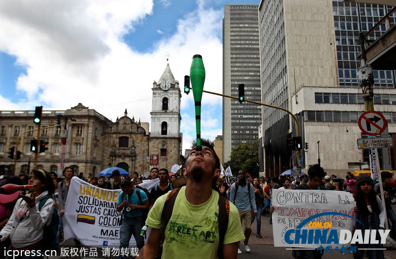 哥倫比亞全國大罷工要求下調(diào)汽油價格 引發(fā)警民沖突（組圖）
