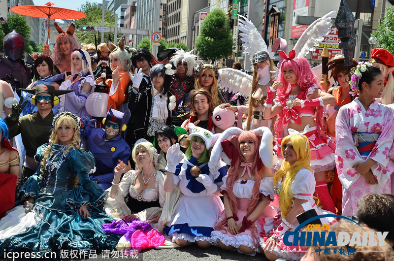 日本名古屋市長亮相cosplay峰會(huì)紅毯 左擁右抱艷福不淺（組圖）