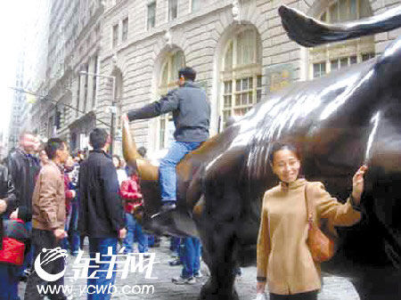 盤點(diǎn)被愛(ài)不釋手的雕塑 游客愛(ài)合照尷尬部位總被襲
