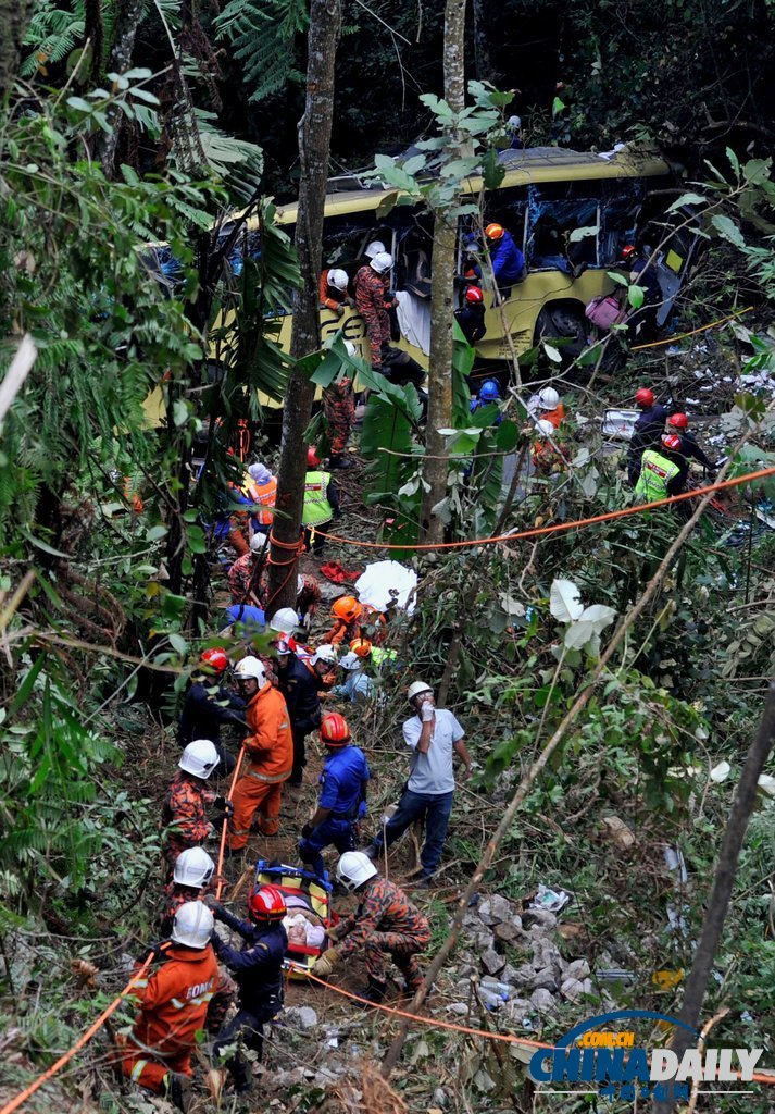 馬來西亞公交車墜崖已致33人死亡 其中24名華人（高清組圖）