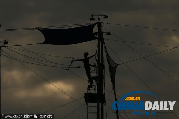 感受美國紐約秋千學(xué)校 空中搖蕩驚心動魄（組圖）