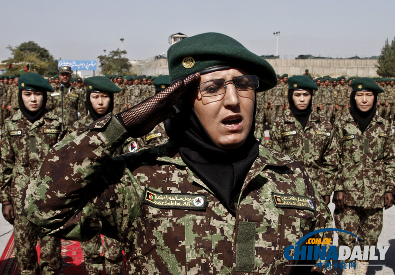 阿富汗國(guó)民軍士兵畢業(yè)典禮 女兵英姿颯爽（圖）