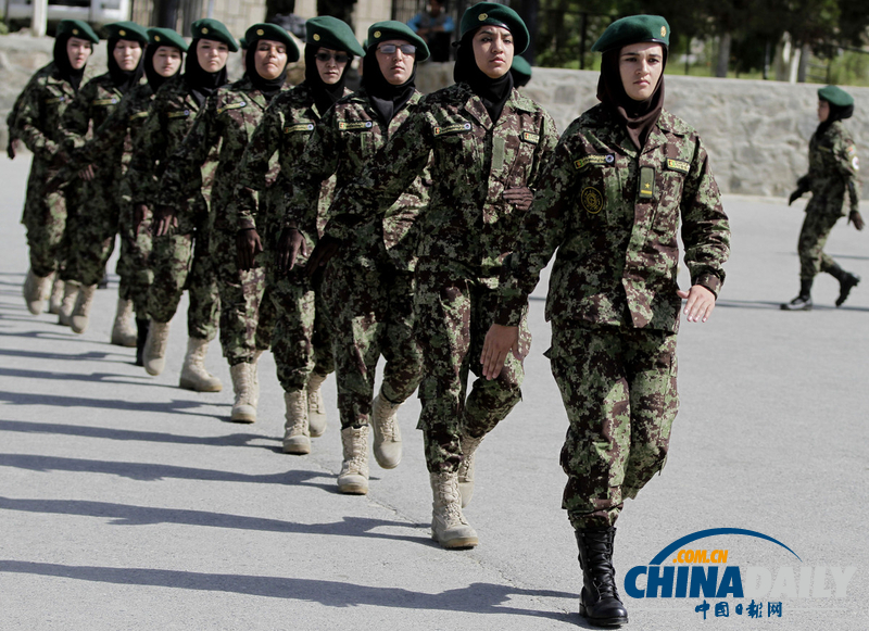 阿富汗國民軍士兵畢業典禮 女兵英姿颯爽（圖）