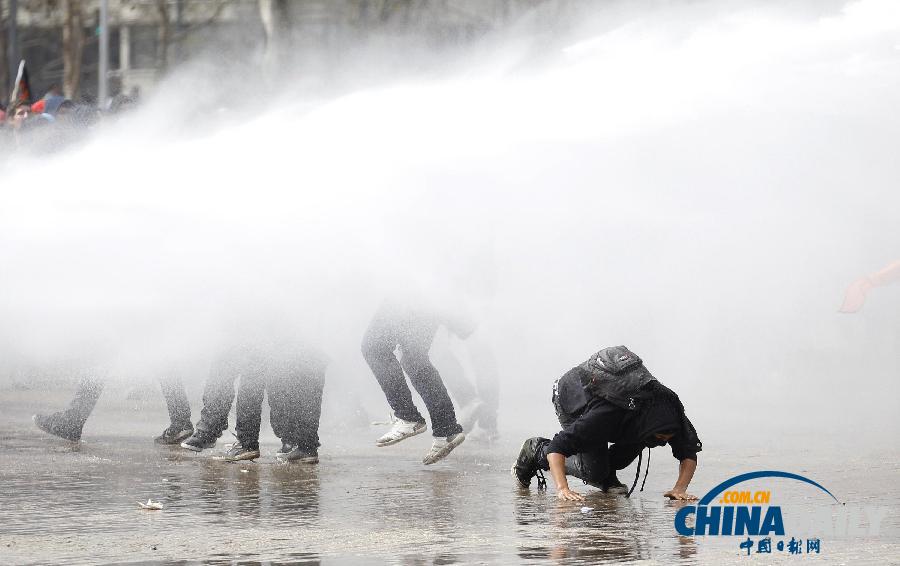 數(shù)千智利學(xué)生與警方發(fā)生激烈沖突 要求教育免費提高質(zhì)量
