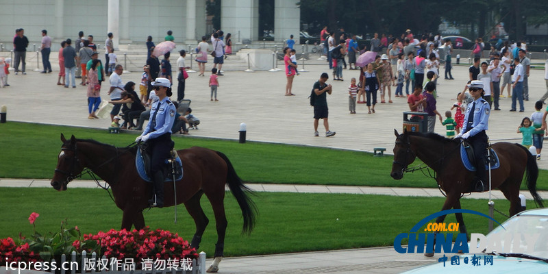 2013夏季達(dá)沃斯論壇：女騎警廣場(chǎng)巡邏 颯爽英姿（組圖）