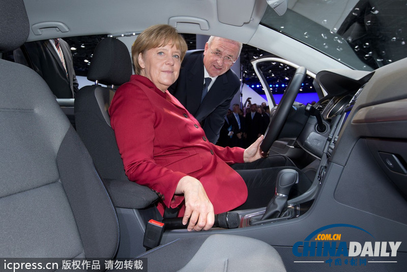 默克爾助陣法蘭克福車展 對電動車興趣濃厚（組圖）