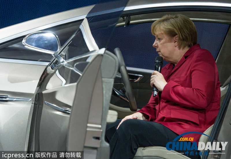 默克爾助陣法蘭克福車展 對電動車興趣濃厚（組圖）