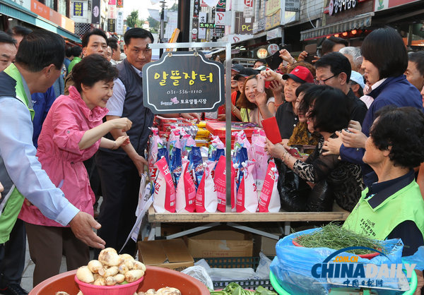 韓國總統樸槿惠視察節前市場 大快朵頤秀親民（組圖）