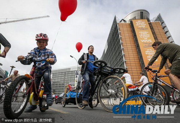 比利時(shí)舉辦“無車日”活動(dòng) 國(guó)王攜家人騎車上街