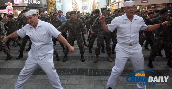 韓國(guó)士兵街頭表演快閃熱舞 鼓勵(lì)青年參軍（組圖）