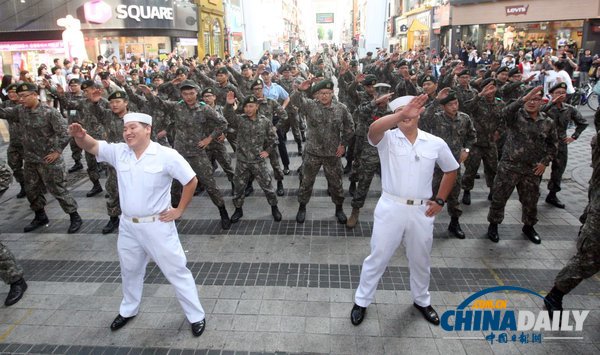 韓國士兵街頭表演快閃熱舞 鼓勵(lì)青年參軍（組圖）
