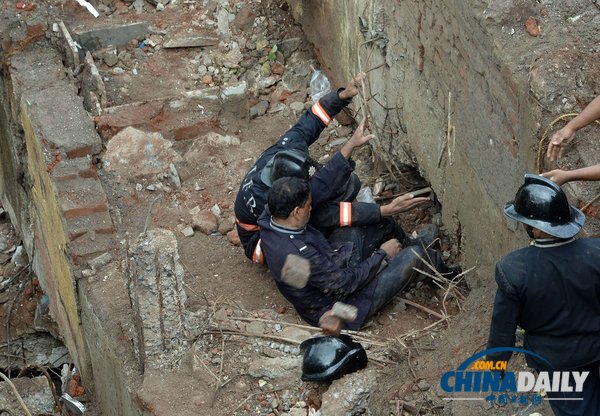 印度孟買(mǎi)一五層樓房坍塌 或60人被埋（組圖）