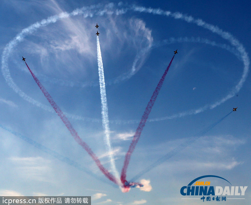 韓國航空展最后彩排迎建軍節(jié) 月色作幕跳傘唯美