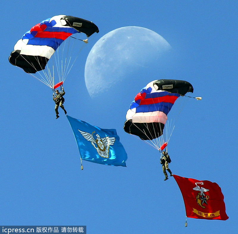 韓國航空展最后彩排迎建軍節(jié) 月色作幕跳傘唯美