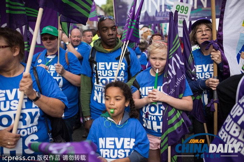 英國民眾集會抗議政府削減各項(xiàng)支出