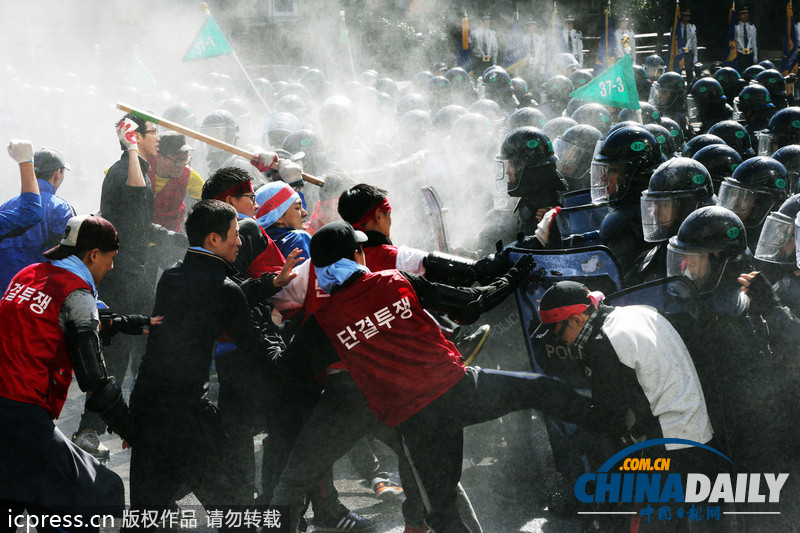 韓國(guó)警察機(jī)動(dòng)部隊(duì)舉行應(yīng)對(duì)暴力示威演習(xí)
