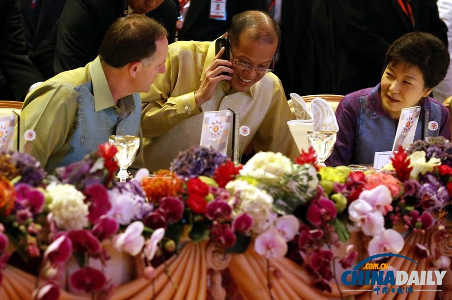 東盟峰會舉行歡慶晚宴 英拉搶鏡安倍黯然（組圖）