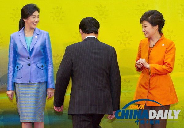 東盟峰會：越南總理“艷福不淺” 獲韓泰兩美女政客“夾擊”