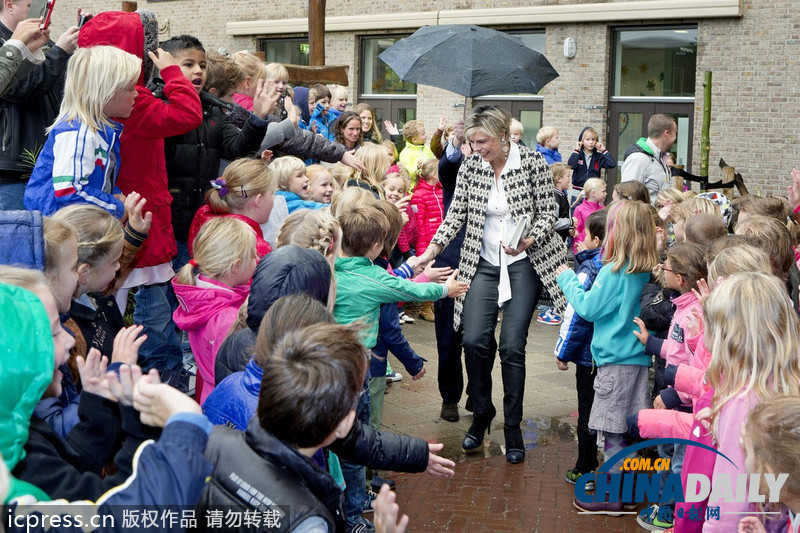 荷蘭王妃探訪學校專人撐傘 孩子們站立雨中迎接（組圖）