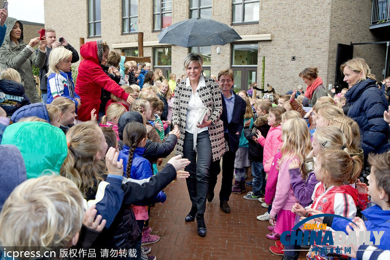 荷蘭王妃探訪學校專人撐傘 孩子們站立雨中迎接（組圖）