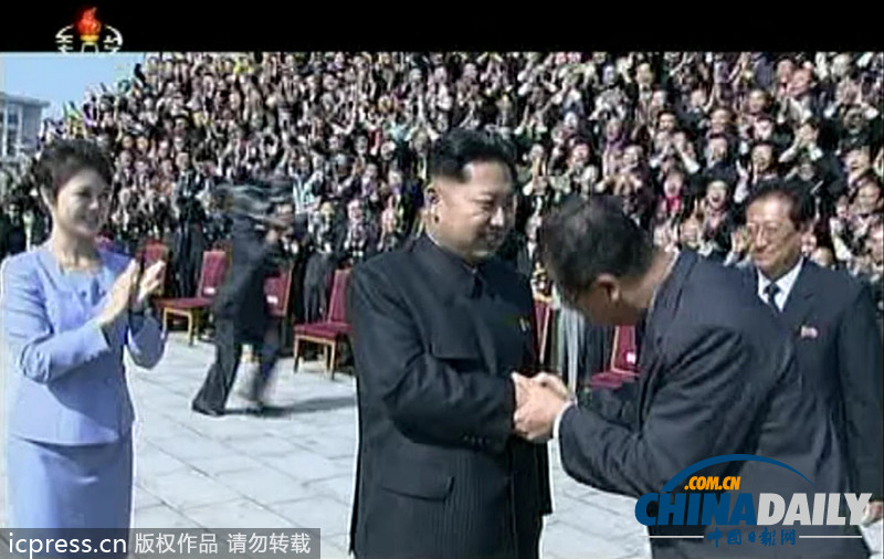 朝鮮勞動(dòng)黨成立68周年 金正恩攜夫人看演出興趣濃（圖）