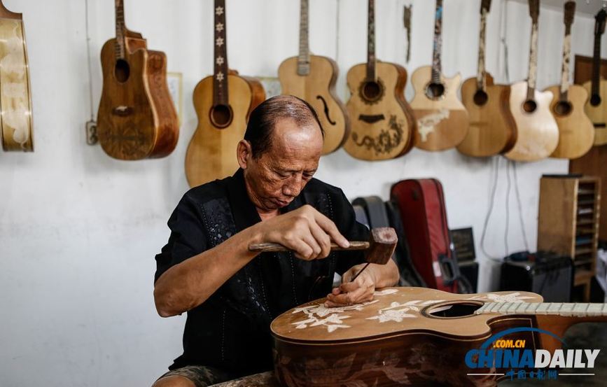 音樂與美術(shù)的完美結(jié)合 手工木雕吉他精致絕倫（組圖）